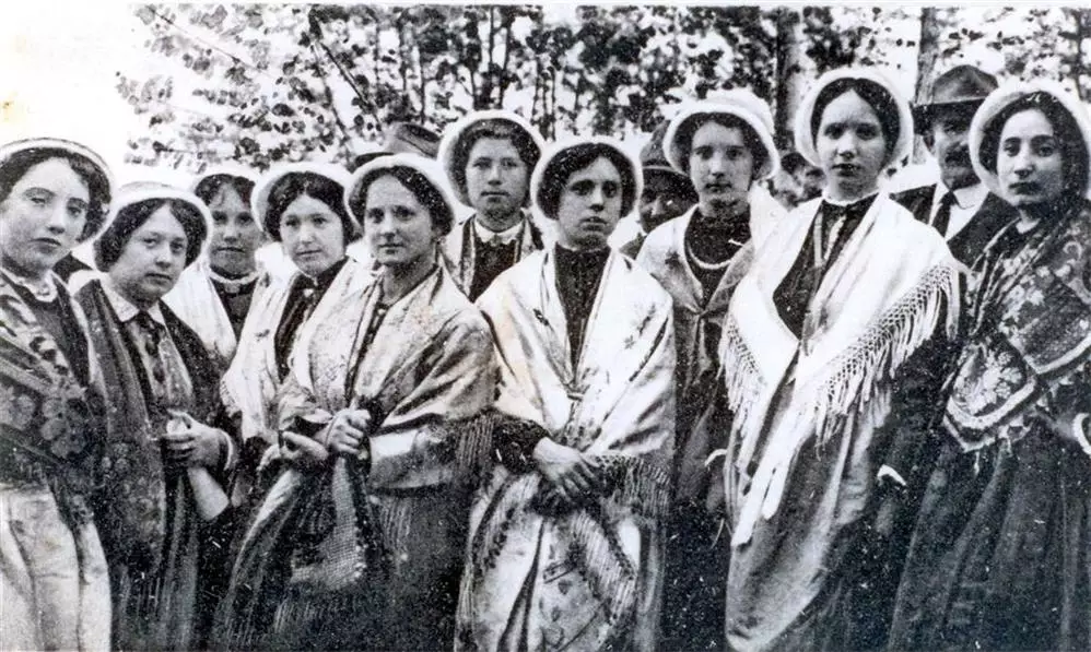 17 febbraio donne di Salza in costume tradizionale